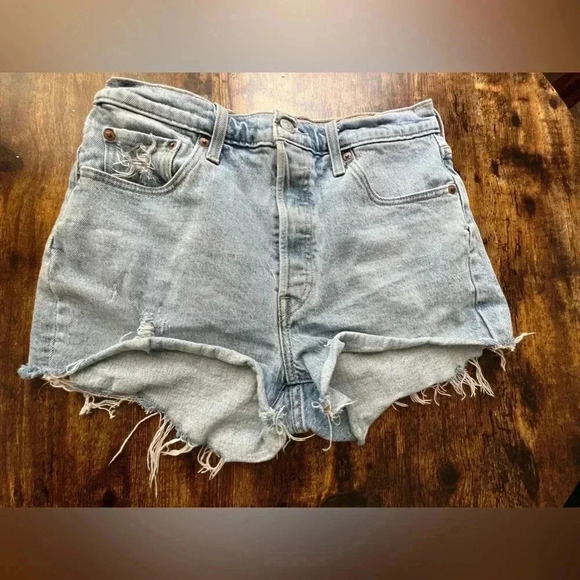 Levi’s | ladies 501 button fly Jean shorts. Size: 29 - Picture 10 of 16